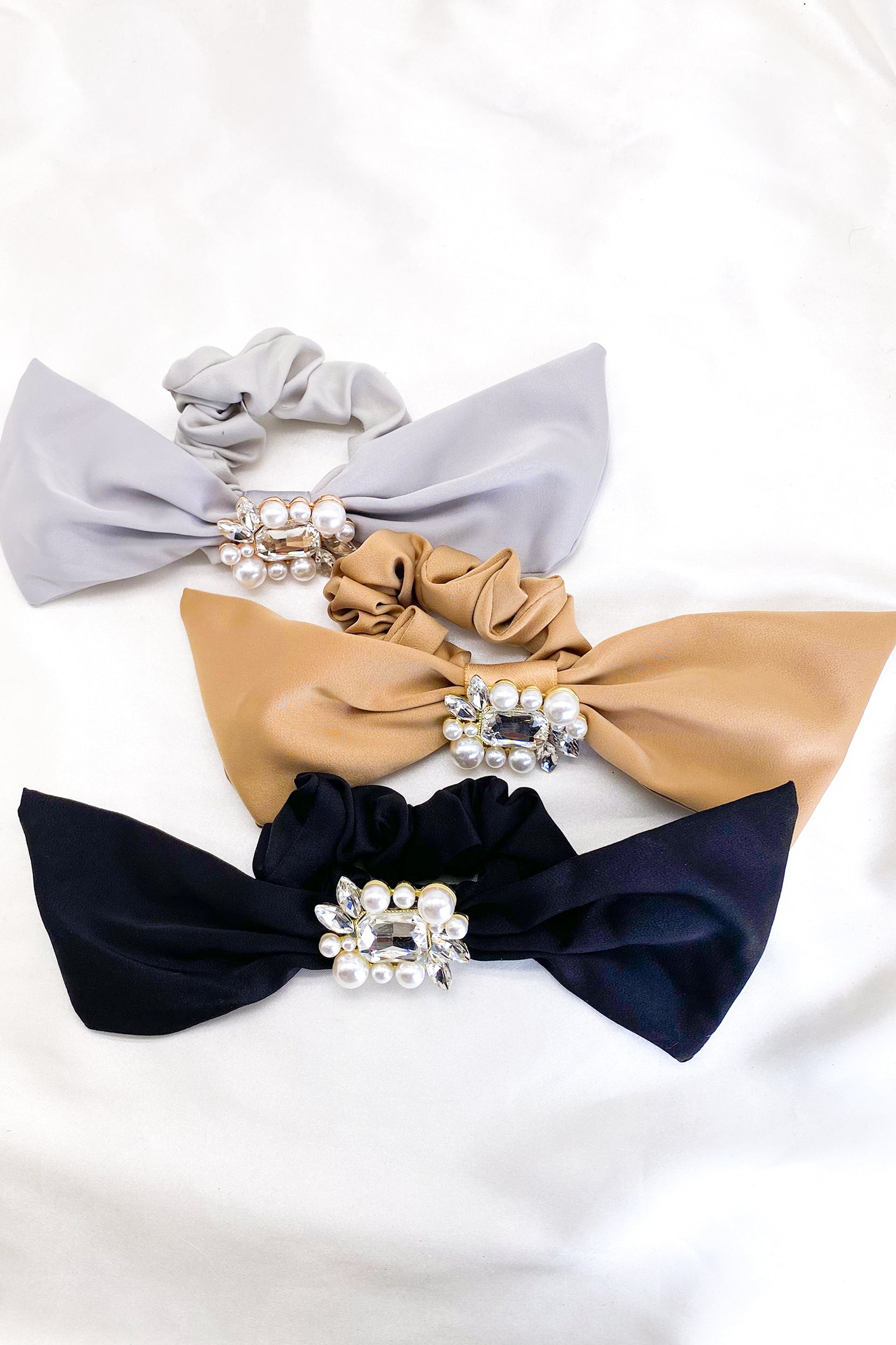 Analyzing image SKYEHelenaPearlCrystalBowHairTie_7_9e45542b-c818-4ef8-91c8-a4a36b6353f8