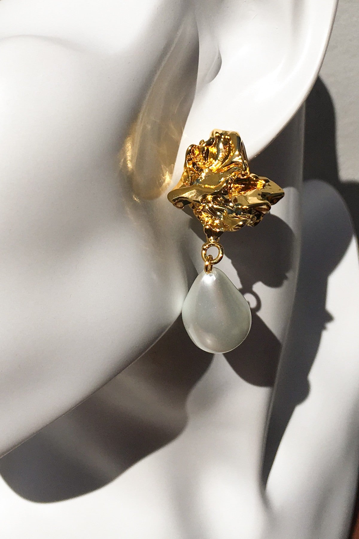 SKYE San Francisco SF California shop ethical sustainable modern minimalist luxury women fashion Genevieve 18K Gold Pearl Earrings 3