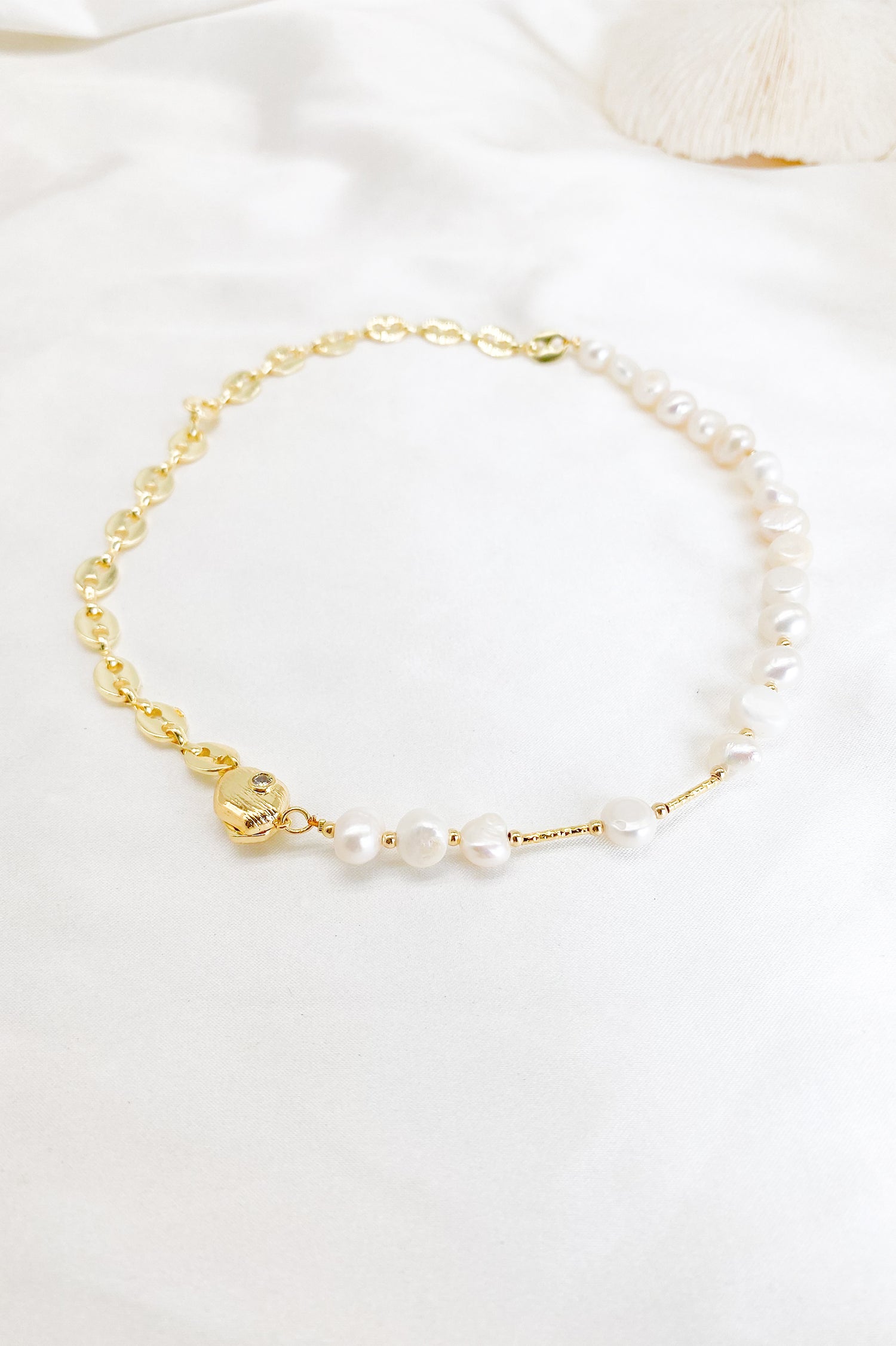 Lyra 18K Gold Magnetic Clasp Pearl Necklace