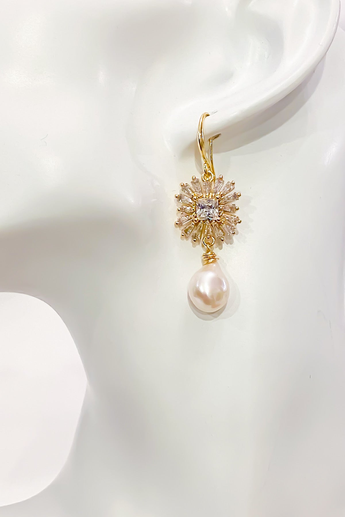 SKYE San Francisco Shop SF Chic Modern Elegant Classy Women Jewelry French Parisian Minimalist Alizee 18K Gold Pearl Earrings 4