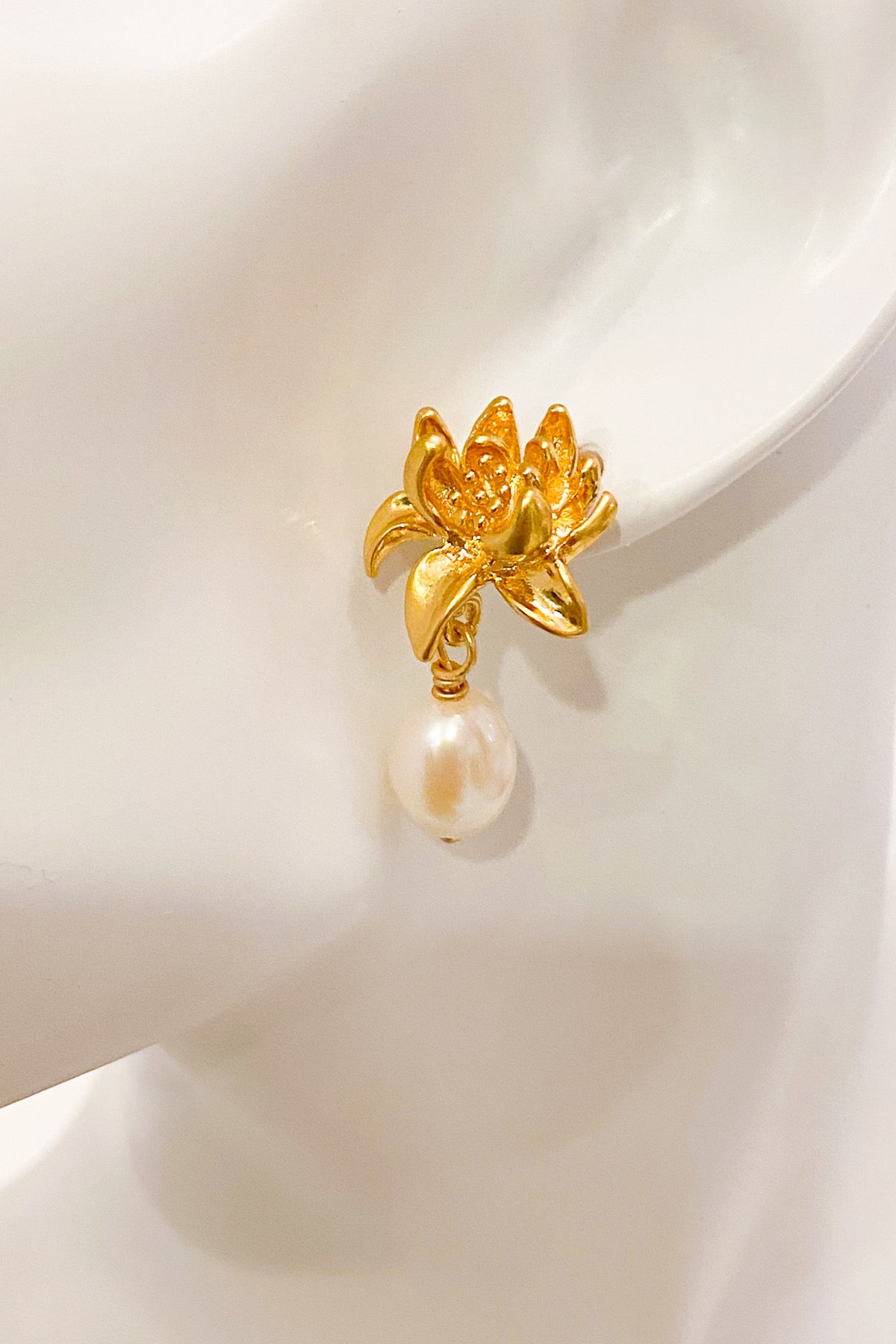 SKYE San Francisco Shop SF Chic Modern Elegant Classy Women Jewelry French Parisian Minimalist Marguerite 18K Gold Freshwater Pearl Earrings 3
