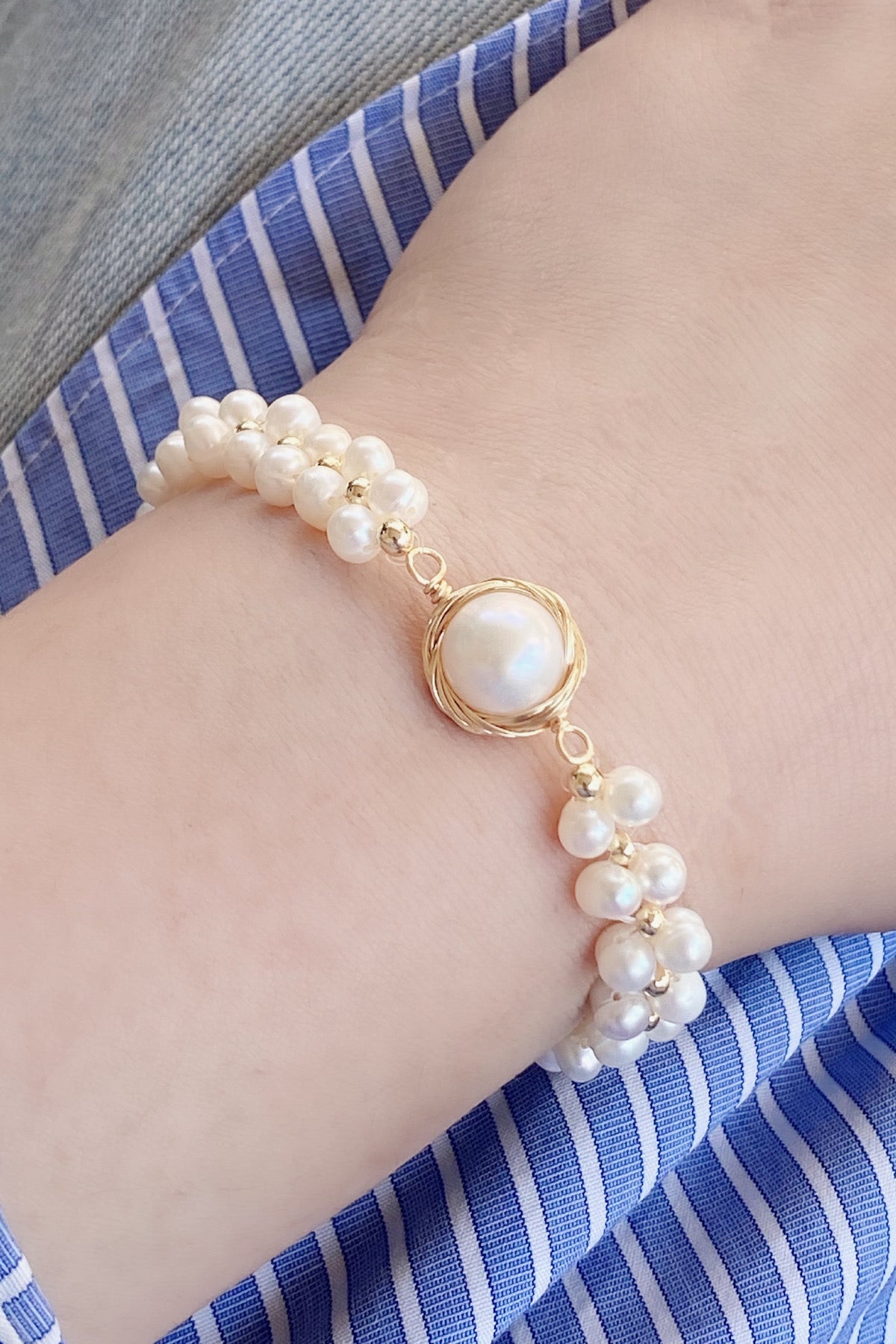 Pearl bracelet big baroque pearl as a centerpiece. Modern pearl jewelry
