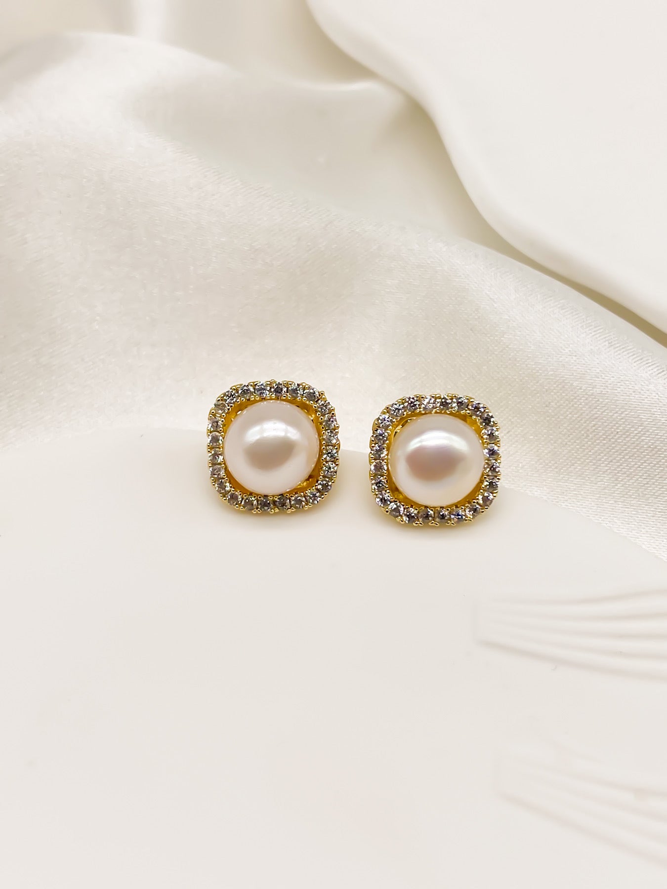 Buy Gold Chunky Pearl Stud Earrings, Big Pearl Studs, Wedding Earrings,  Vintage Style Earrings, Clip on Pearl Earrings, No Piercing Online in India  - Etsy